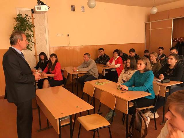 Профорієнтаційний виступ доц. Дем'мнчука перед учнями в Хоросткові.